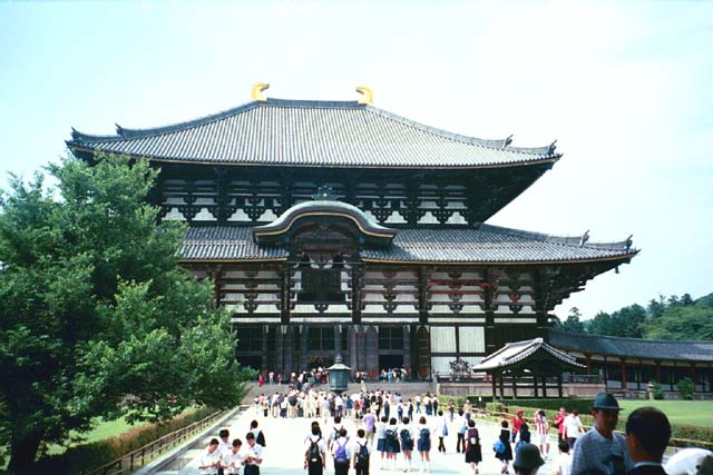 Looking at the front of Todaiji Temple